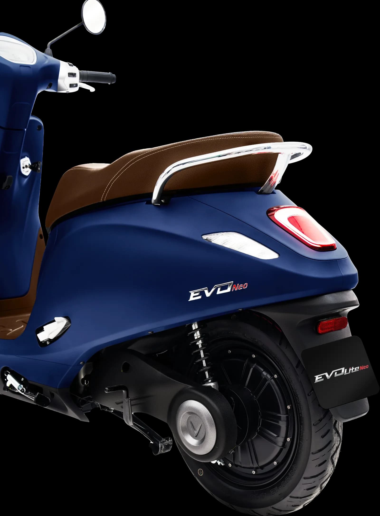 Cụm bánh sau và động cơ VinFast Evo Neo hỗ trợ xe vận hành ổn định, êm ái