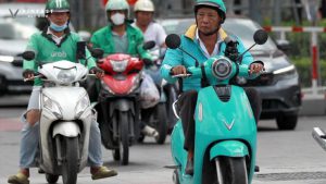 Người dân Hà Nội di chuyển bằng xe máy trong khu vực nội đô trước lộ trình cấm xe máy xăng theo khung giờ