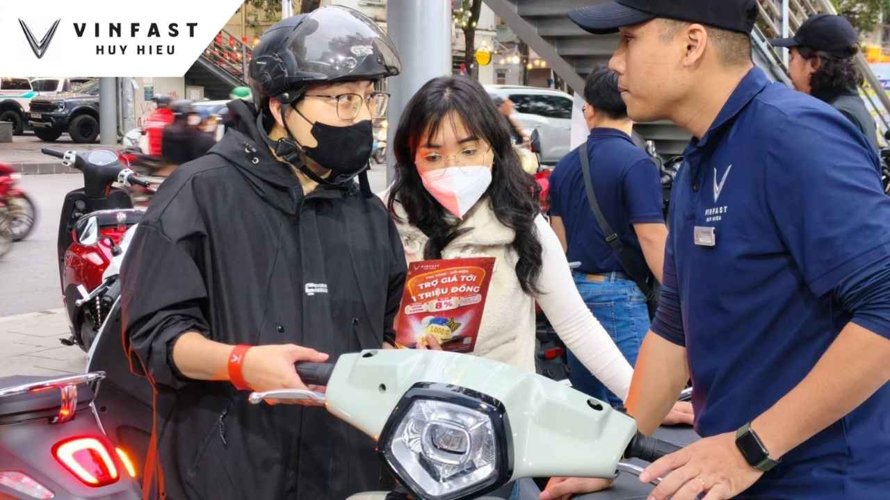 Khách hàng mua xe tại đại lý VinFast Huy Hiệu góp phần vào doanh số 2025 VinFast Huy Hiệu