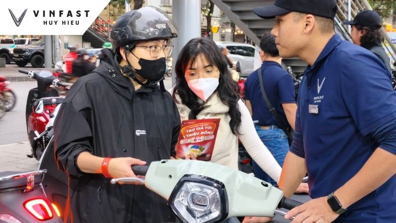Nhân viên VinFast Huy Hiệu tư vấn cho khách hàng mua xe máy điện tại sự kiện ưu đãi