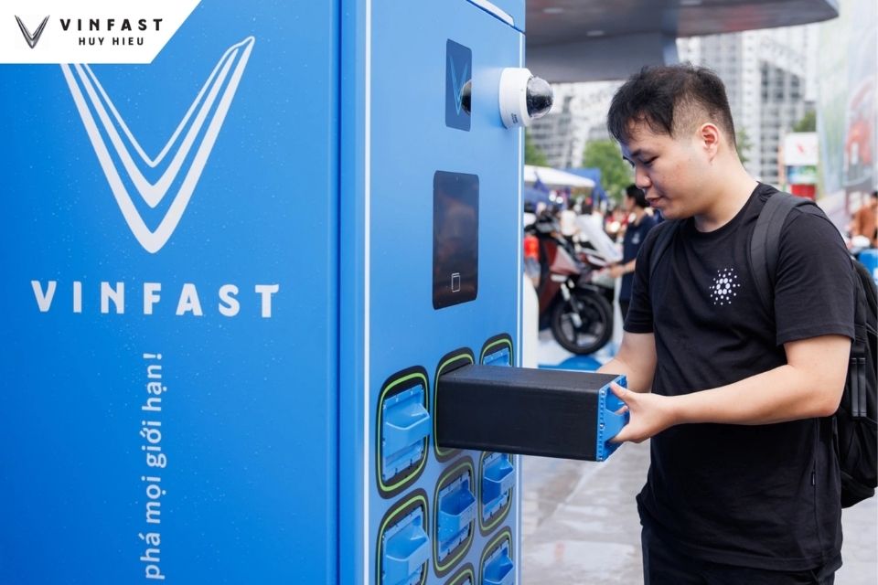 Xe máy điện VinFast sử dụng trạm đổi pin trong hệ sinh thái giao thông xanh
