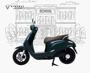 Xe điện dành cho học sinh VinFast Evo màu xanh đặt trước hình minh họa trường học, thiết kế an toàn và phù hợp di chuyển nội thành.