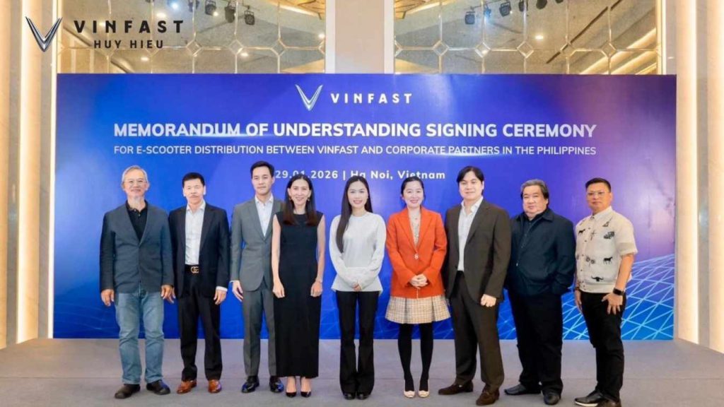 Lễ ký kết biên bản ghi nhớ hợp tác phân phối xe máy điện giữa VinFast và đối tác.