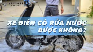Rửa xe máy điện bằng vòi nước áp suất thấp an toàn cho pin