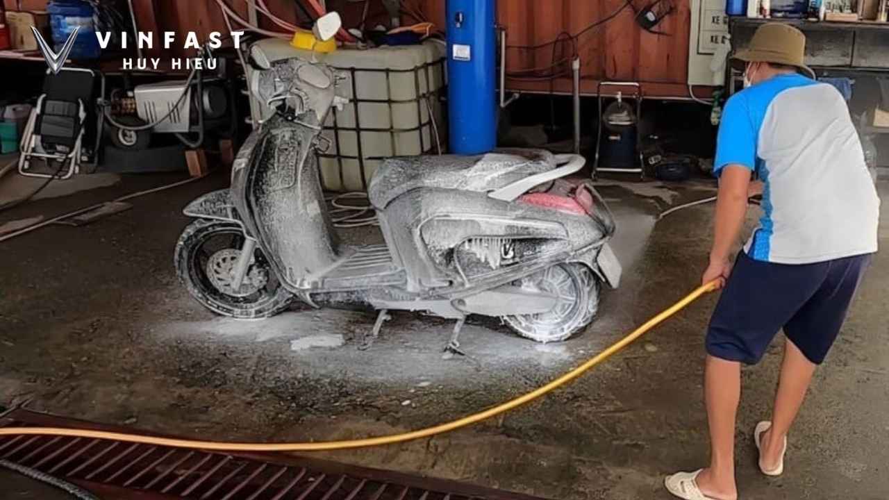 Rửa xe máy điện VinFast bằng nước có an toàn không