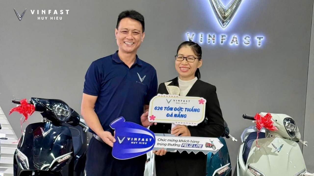 Khách hàng nhận xe máy điện VinFast Feliz Lite tại VinFast Huy Hiệu