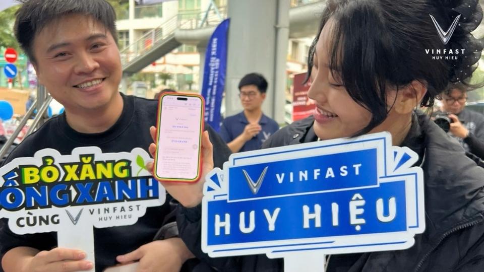 Khách hàng trúng thưởng chương trình Nhân đôi lộc Tết VinFast tại VinFast Huy Hiệu