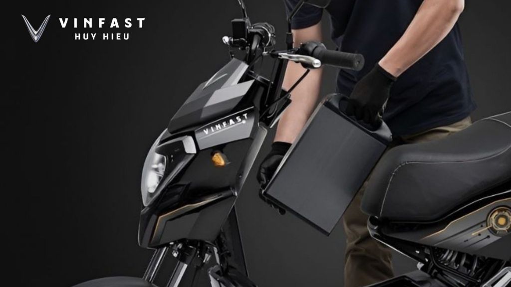 Tháo pin xe điện khi sạc qua đêm đúng cách, đảm bảo an toàn và bền pin