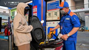 Giá xăng dầu tăng cao khiến nhiều người dân chuyển sang sử dụng xe máy điện