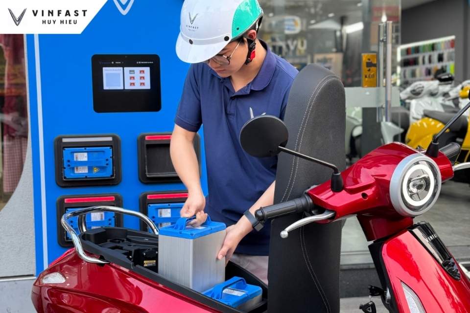 Quá trình đổi pin xe máy điện VinFast tại trạm chỉ mất vài phút, giúp người dùng tiếp tục di chuyển mà không cần chờ sạc.