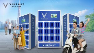 Tủ đổi pin VinFast và xe điện đổi pin đang thực hiện thay pin nhanh chóng