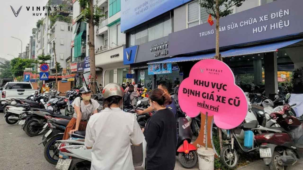 Khách hàng định giá xe xăng cũ tại chương trình thu xăng đổi điện VinFast Huy Hiệu