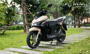 VinFast Viper màu đen thiết kế thể thao trong thực tế