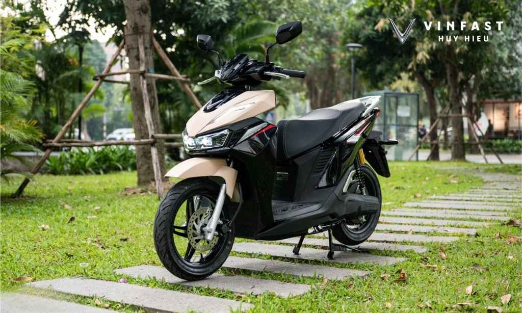 VinFast Viper màu đen thiết kế thể thao trong thực tế