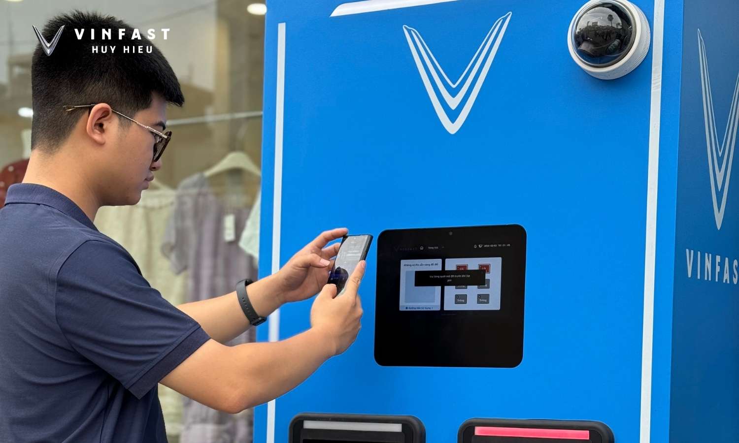 Người dùng thao tác đổi pin xe máy điện VinFast đổi pin