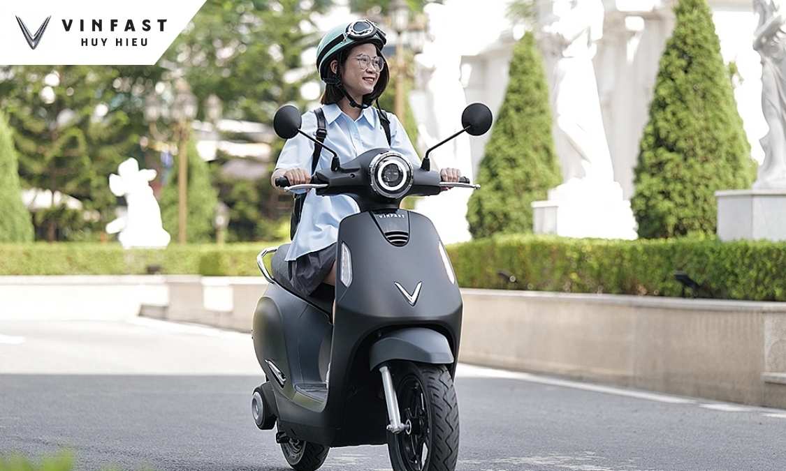Người dùng đi xe máy điện VinFast ngoài đường, Hướng dẫn đăng ký và cấp biến số xe máy điện.