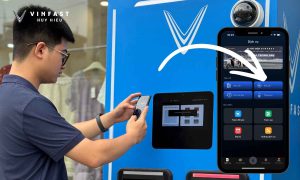 Người dùng đổi pin xe máy điện vinfast