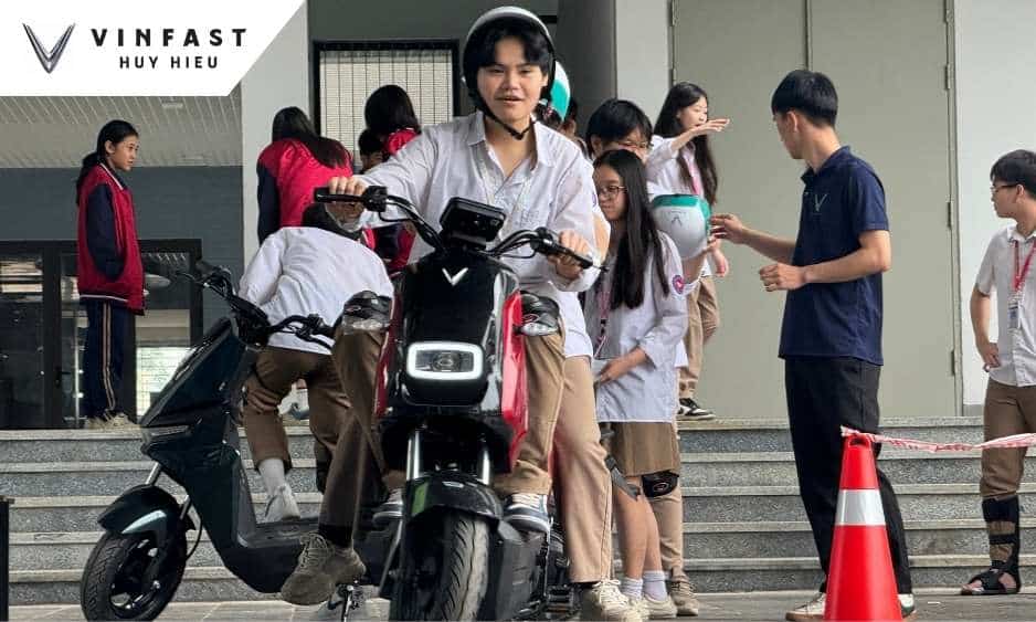 Học sinh THPT Đỗ Mười tham gia lái thử xe tại sự kiện phủ xanh trương học.