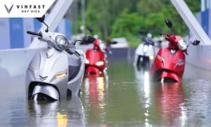 Xe máy điện VinFast di chuyển trong điều kiện trời mưa và ngập nước