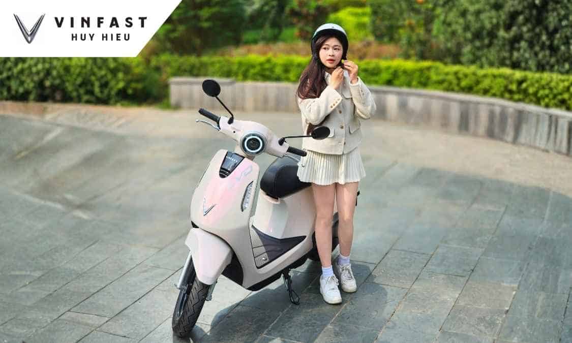 Người dùng sử dụng xe máy điện VinFast Evo đổi pin.