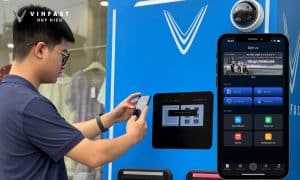 Người dùng đổi pin tại trạm đổi pin VinFast