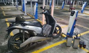sạc pin xe máy điện tại nhà đúng cách