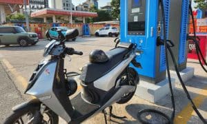 Đổi pin có thực sự tiết kiệm hơn sạc tại nhà?