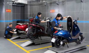 Xe máy điện bị giật khi ga.