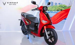 Xe máy điện VinFast Kyo màu đỏ, với trang bị hiện đại.