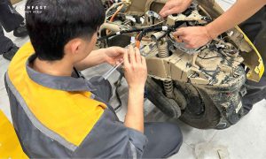 Xe máy điện vinfast đi mưa ngập nước nên đem đến xưởng dịch vụ kiểm tra.