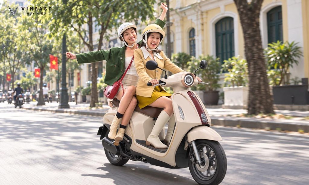 VinFast Evo Grand Premia chở hai người trong đô thị