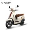 VinFast Evo Grand Limited màu Trắng Sữa, yên nâu, nhìn nghiêng từ phía trước