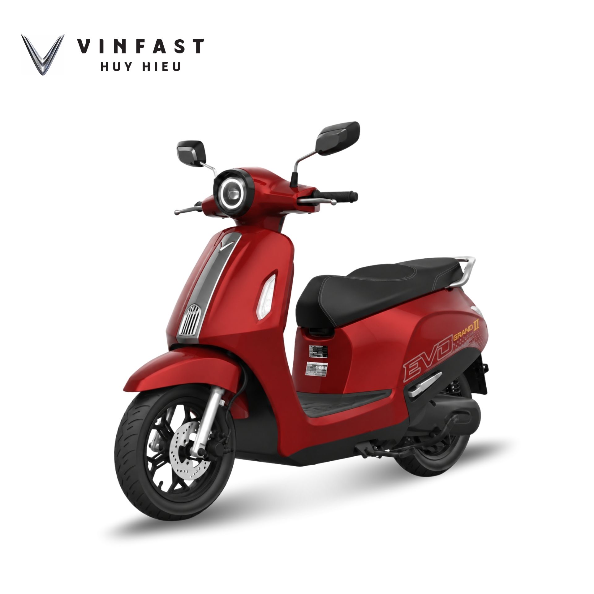 VinFast Evo Grand II màu Đỏ Ánh Kim, nhìn nghiêng từ phía trước