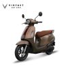VinFast Evo Grand Premia màu Nâu Titan, yên nâu, nhìn nghiêng từ phía trước