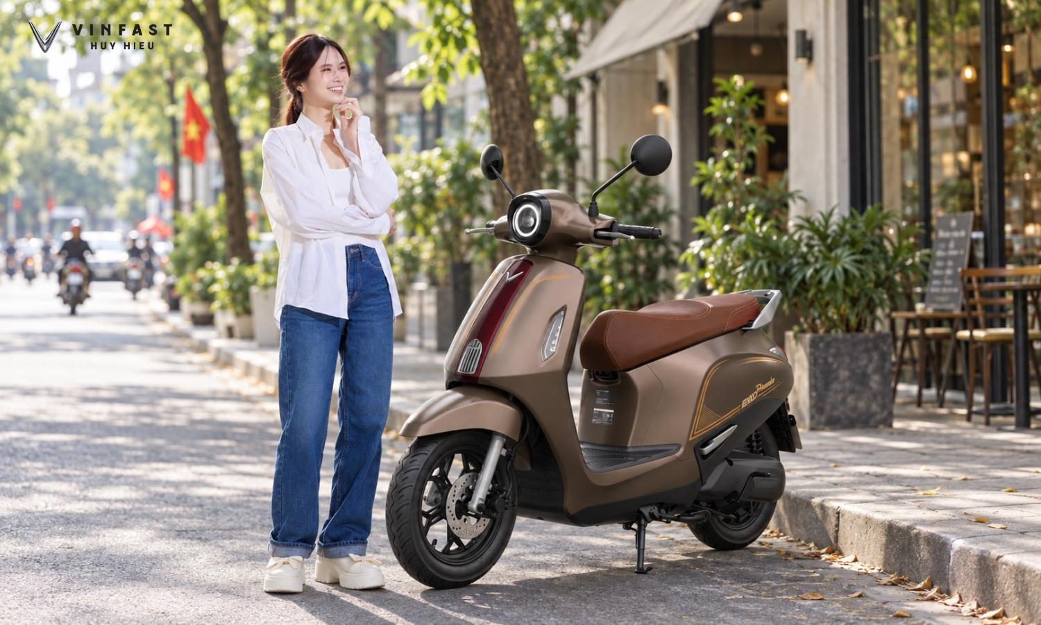 VinFast Evo Grand Premia màu Nâu Titan, yên nâu, cùng người mẫu bên xe trên phố
